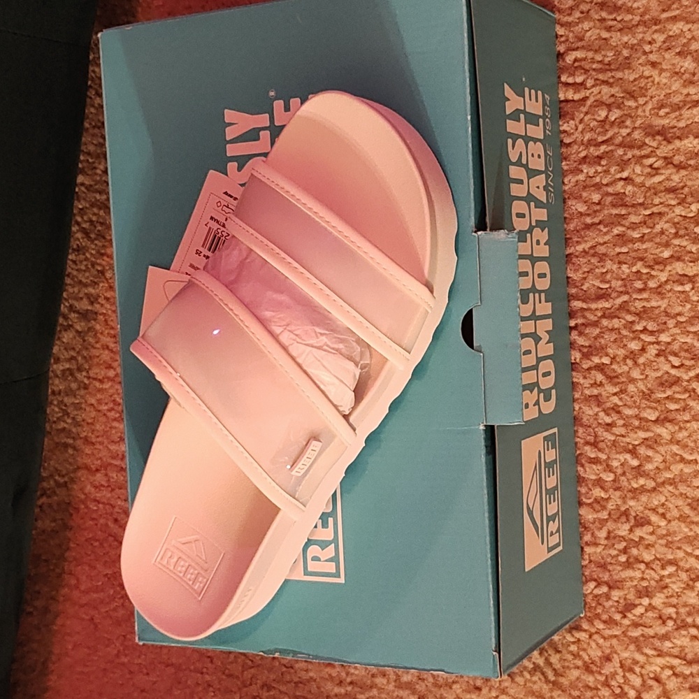 Reef new sandals, size 8 in color cloud.